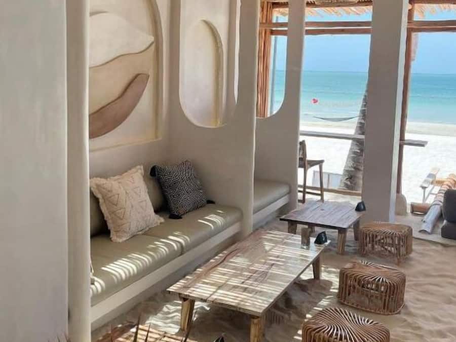 Breakfast, lunch, dinner served; Thai cuisine