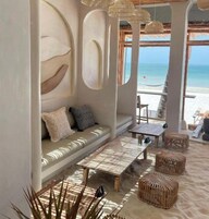 Se sirven desayunos, almuerzos y cenas; cocina tailandesa