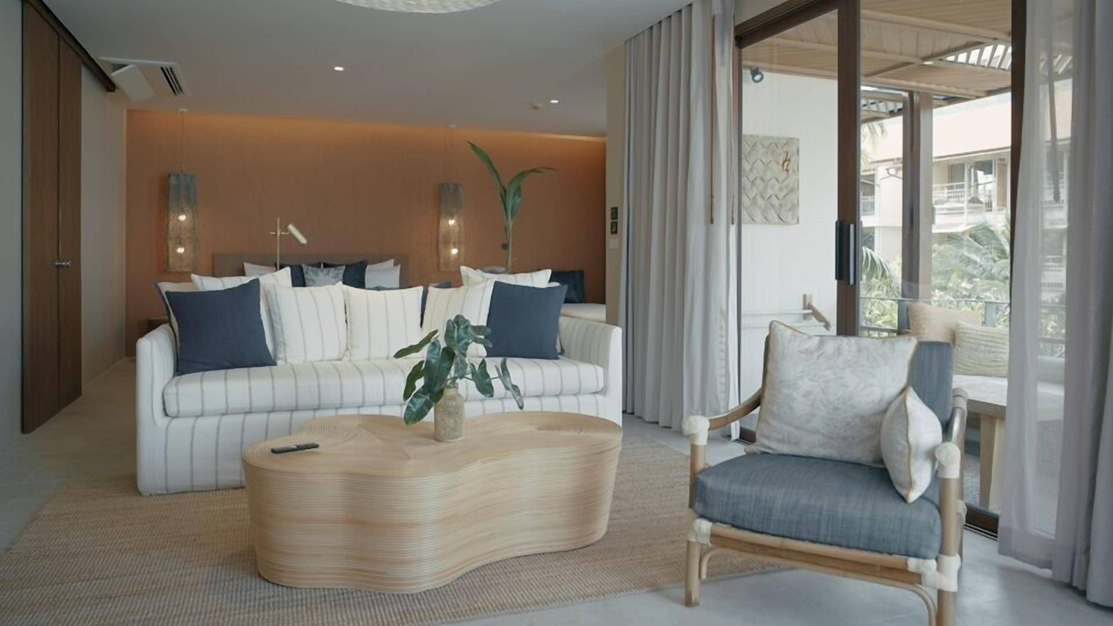 Una sala de estar moderna con un sofá, una mesa de centro y una silla.