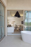 Suite Room | Bathroom | Separate tub and shower, rainfall showerhead, hair dryer, towels