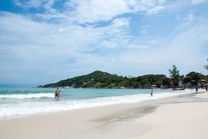 On the beach, white sand, beach towels, kayaking - Phangan Bayshore Resort (Ko Pha-ngan)