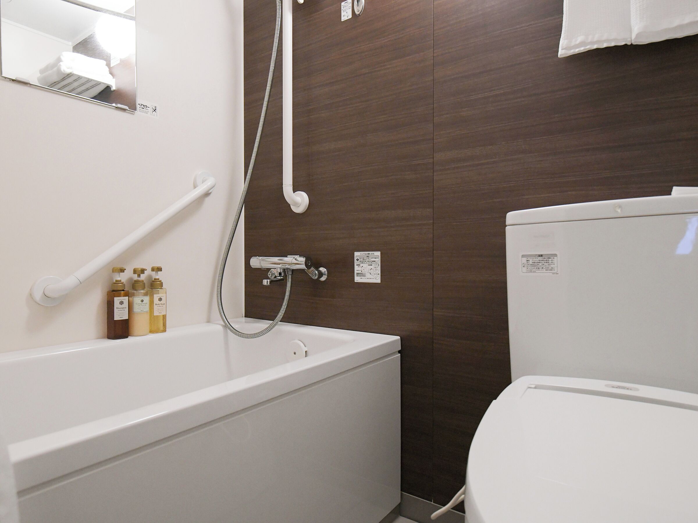 combined shower/bathtub, free toiletries, hair dryer, slippers