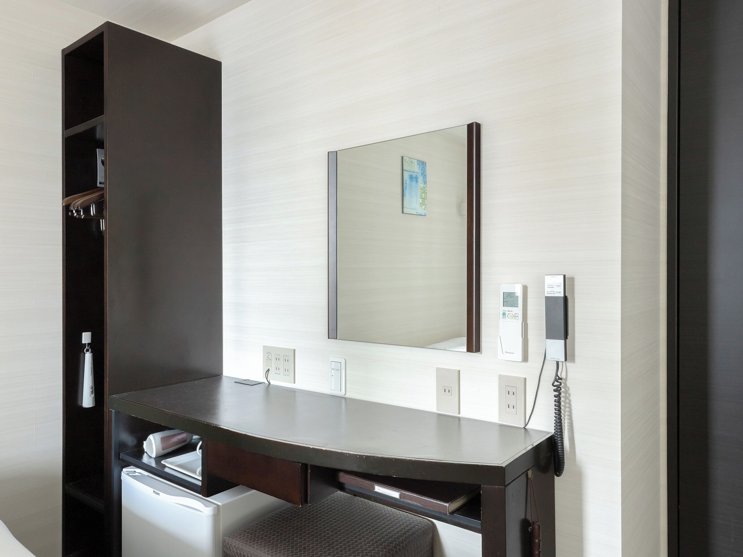 desk, laptop workspace, free wired internet, bed sheets