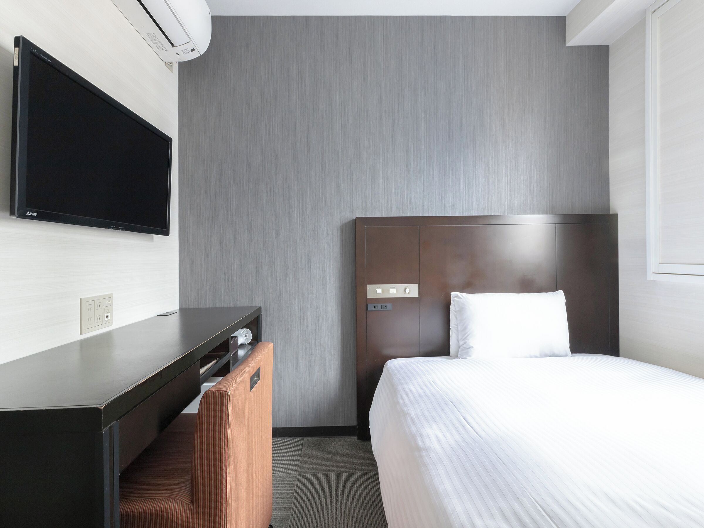 desk, laptop workspace, free wired internet, bed sheets