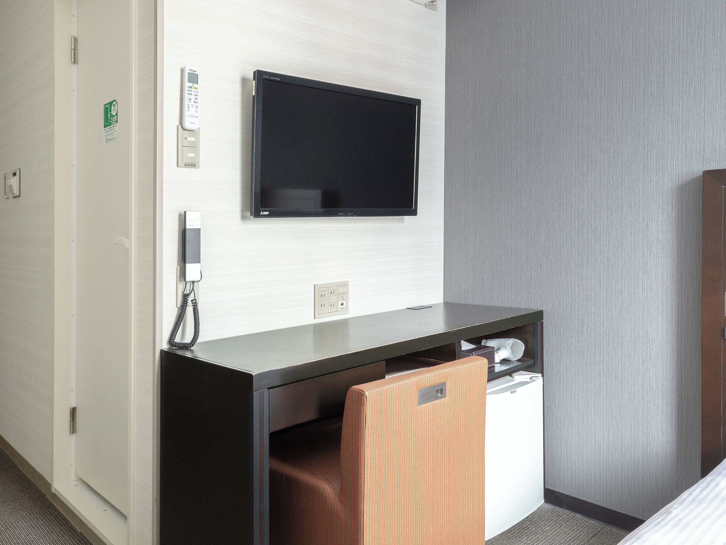 desk, laptop workspace, free wired internet, bed sheets