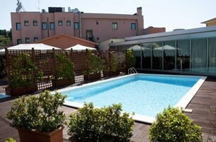 Piscina externa sazonal, funciona das 8h30 às 19h, guarda-sóis