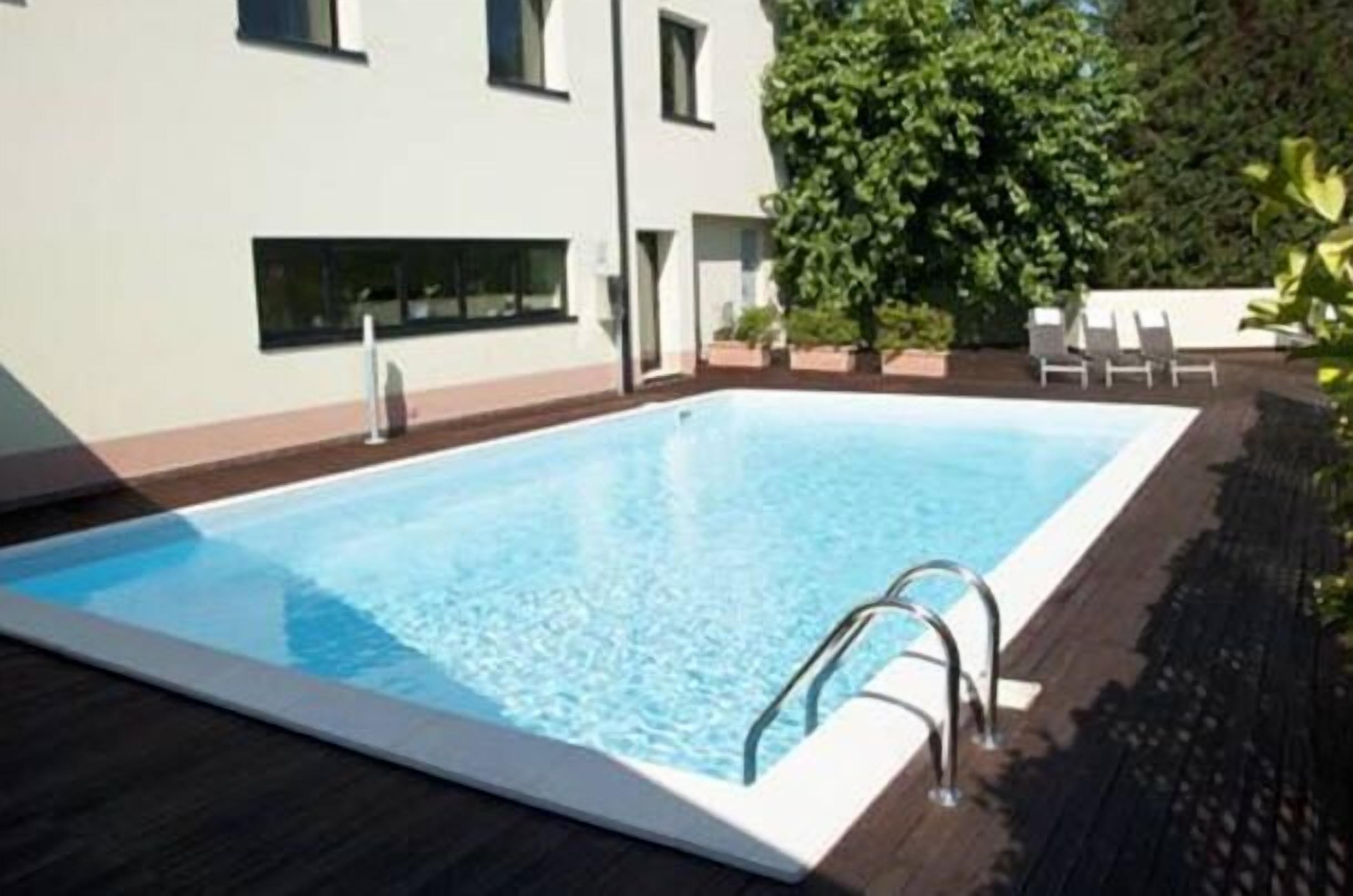 seasonal outdoor pool, open 8:00 am to 7:00 pm, pool umbrellas