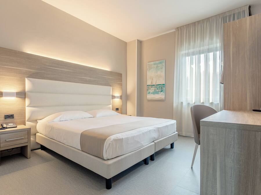 Habitación doble superior de uso individual | Minibar, caja fuerte, escritorio y espacio para trabajar con un portátil