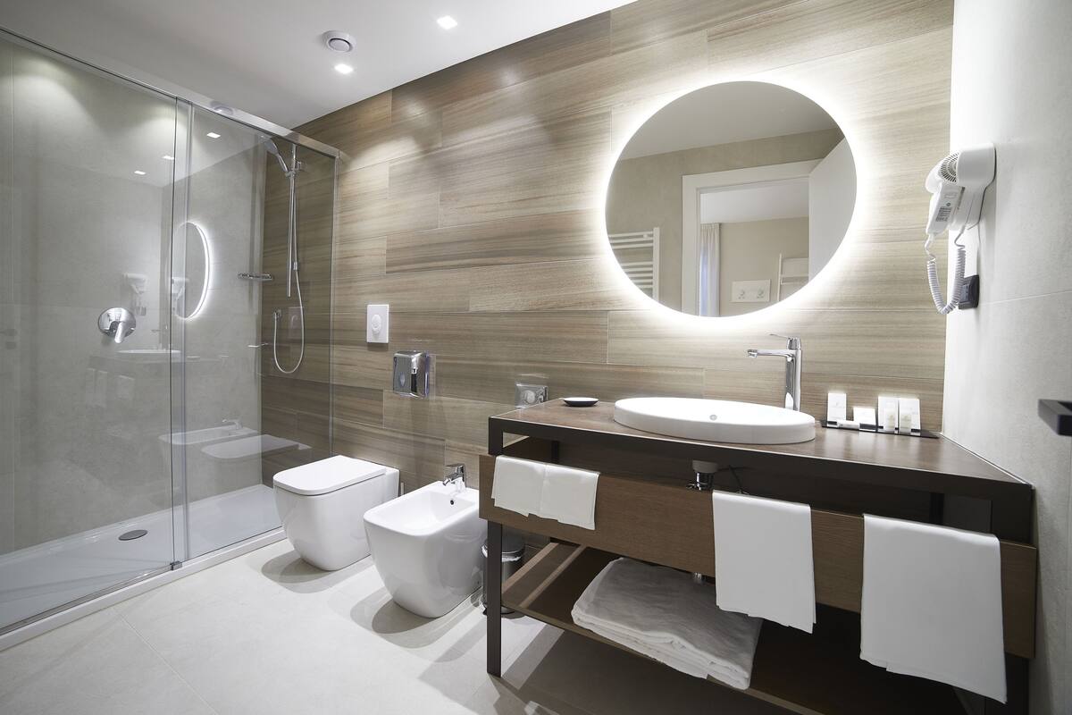 shower, rainfall showerhead, hair dryer, bidet