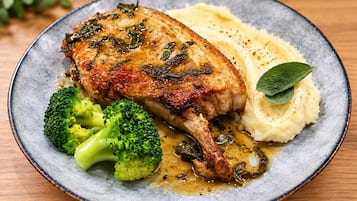 Ein Teller mit gegartem Fleisch, Kartoffelpüree und Brokkoli.