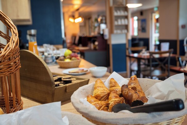 بوفيه فطور يوميًا بتكلفة قدرها (9 EUR للشخص)