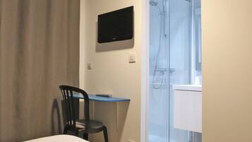 Työpöytä, pimennysverhot, äänieristys, ilmaiset vauvansängyt