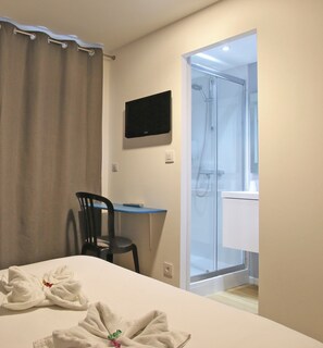 Desk, blackout curtains, soundproofing, free cots/infant beds -  BRIT HOTEL Essentiel Villefranche-sur-Saône (Ex Balladins) ** (Villefranche-sur-Saône)