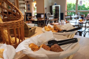 Daily buffet breakfast (EUR 9 per person)