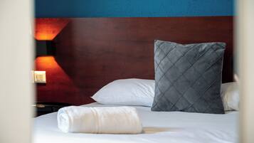 Een bureau, verduisterende gordijnen, geluiddichte muren