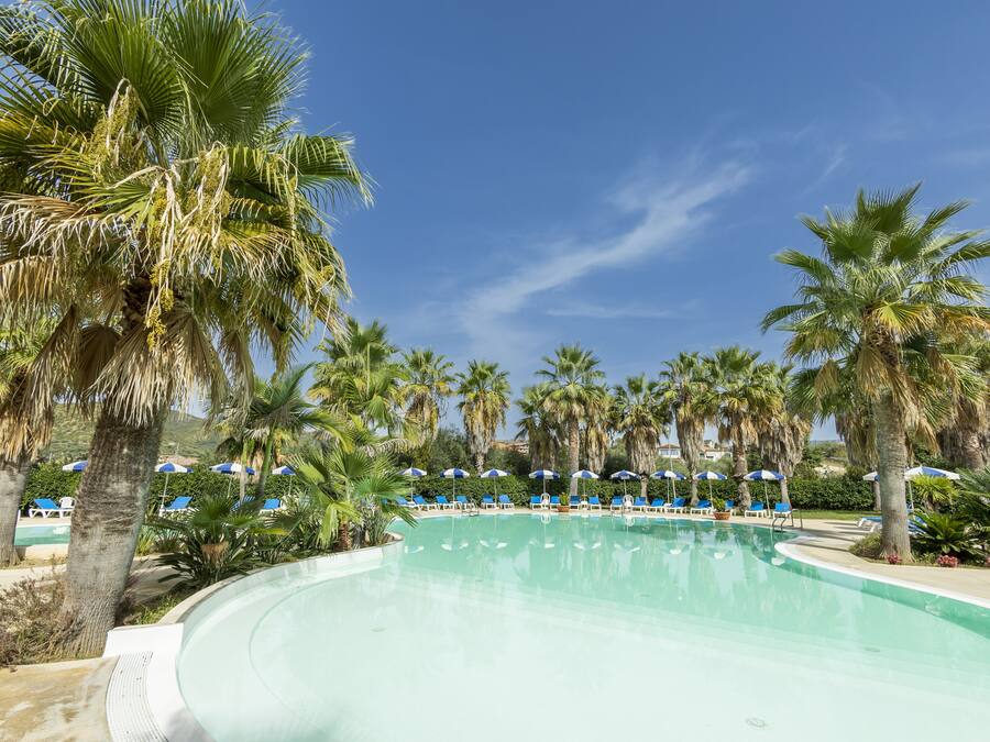 Piscine extérieure (ouverte en saison), parasols de plage