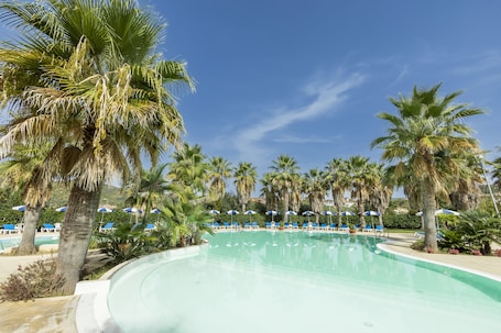 Piscina externa sazonal, guarda-sóis, espreguiçadeiras. Prince Franklyn Hotel