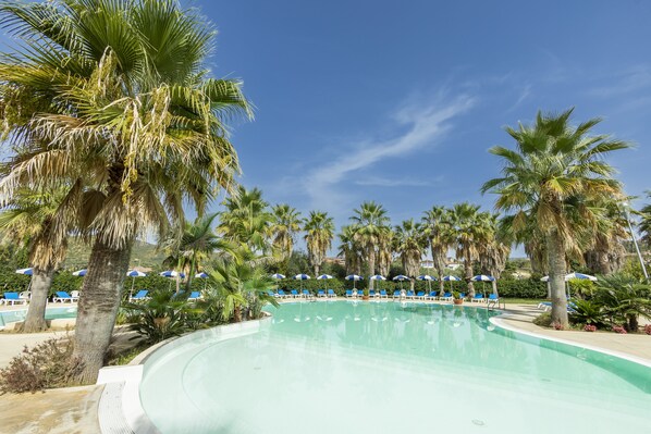 حمّام سباحة خارجي موسمي، مظلات على حمّام السباحة، مقاعد للتشمس