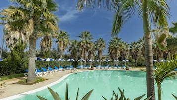 Piscina stagionale all'aperto, ombrelloni da piscina, lettini