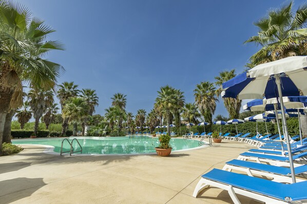 Kauden mukainen ulkouima-allas, aurinkovarjoja, aurinkotuoleja