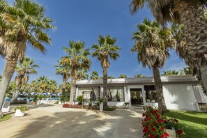 Aamiainen, lounas ja illallinen; paikallinen keittiö 