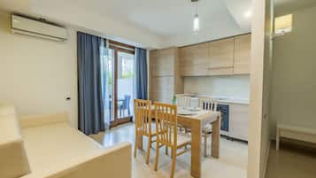 Apartment, Patio, Garden View | Private kitchen