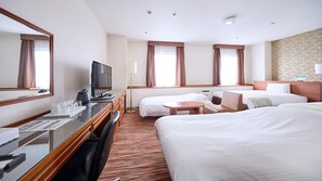 Superior-Vierbettzimmer, Nichtraucher | Schreibtisch, laptopgeeigneter Arbeitsplatz, Verdunkelungsvorhänge