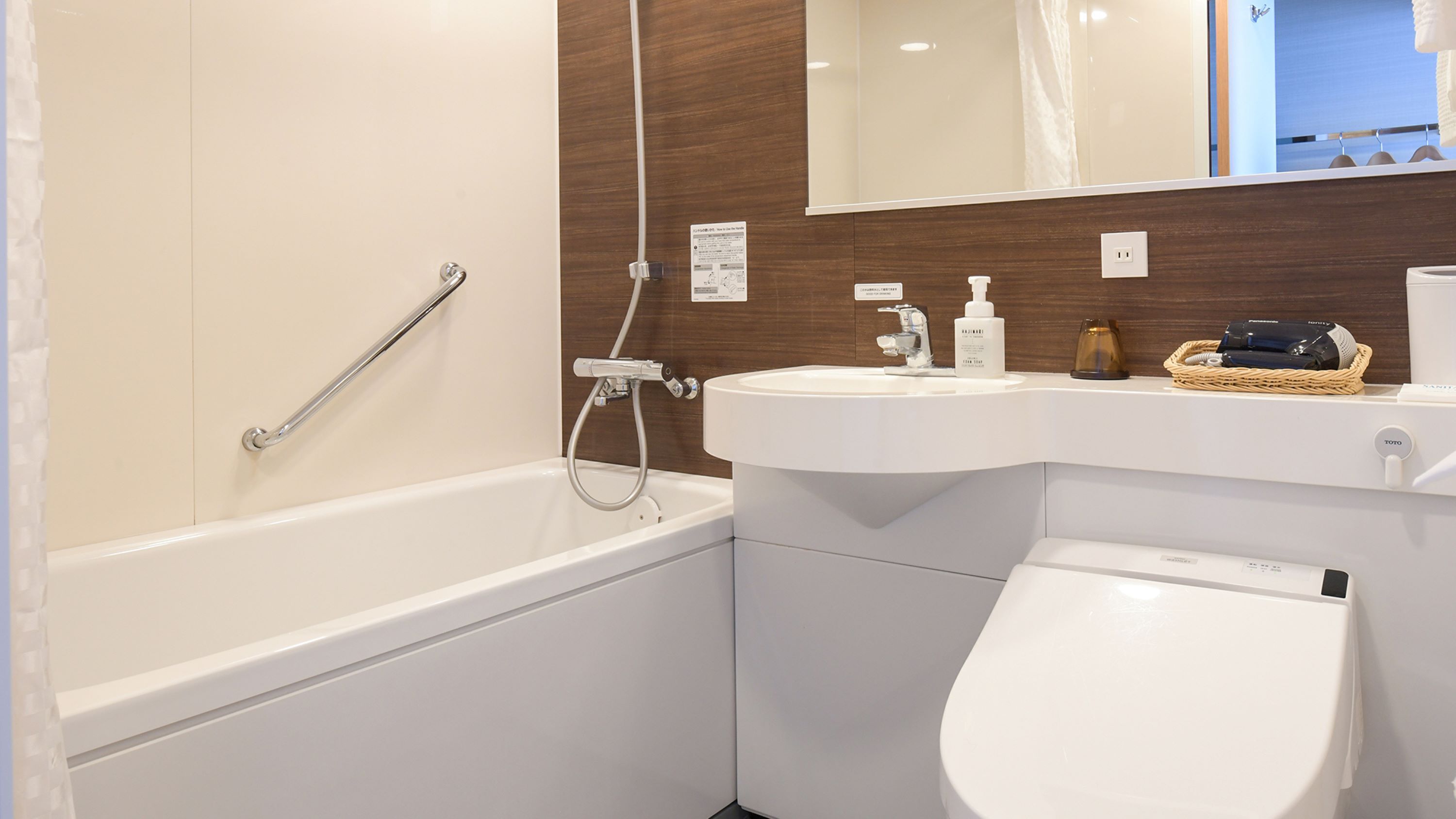 combined shower/bathtub, free toiletries, hair dryer, slippers