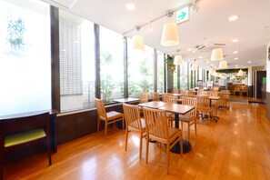 Tägliches Frühstücksbuffet (1200 JPY pro Person)