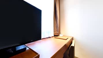 Escritorio, espacio para trabajar con laptop y cortinas blackout