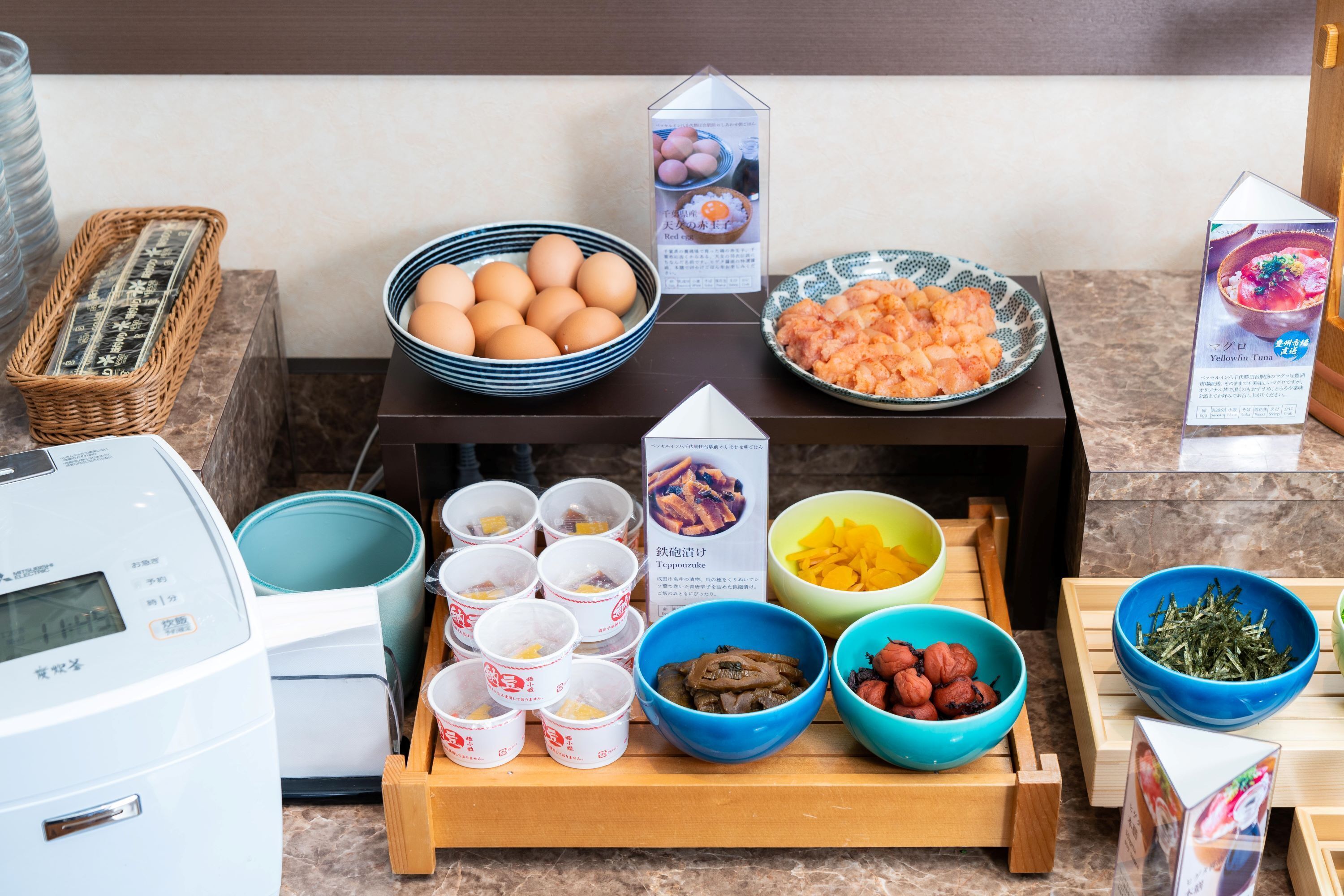 Montaje de bufé con diferentes alimentos y recipientes.