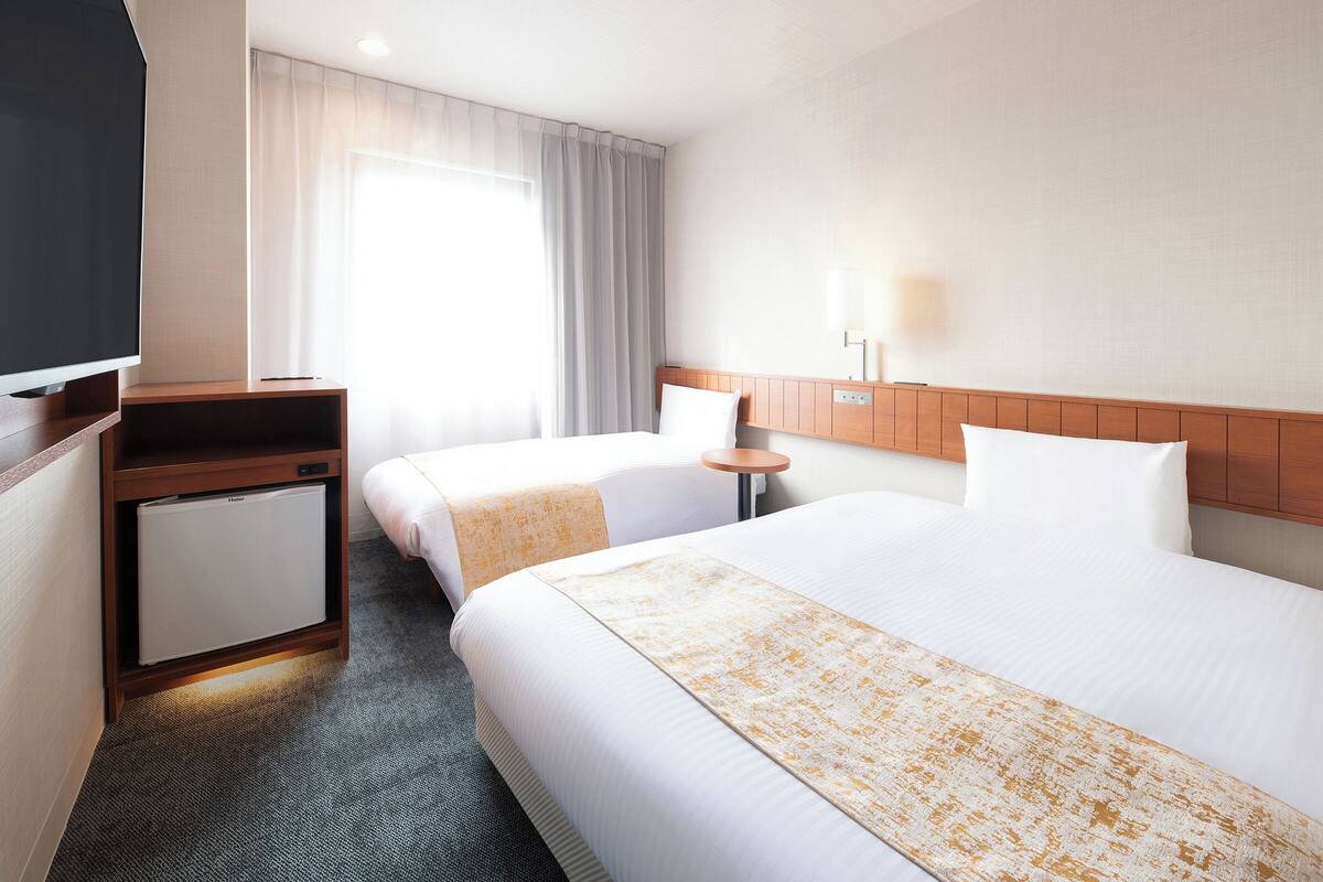 Habitación con 2 camas individuales, para no fumadores (Extra Bed) | Escritorio, espacio para trabajar con laptop y cortinas blackout