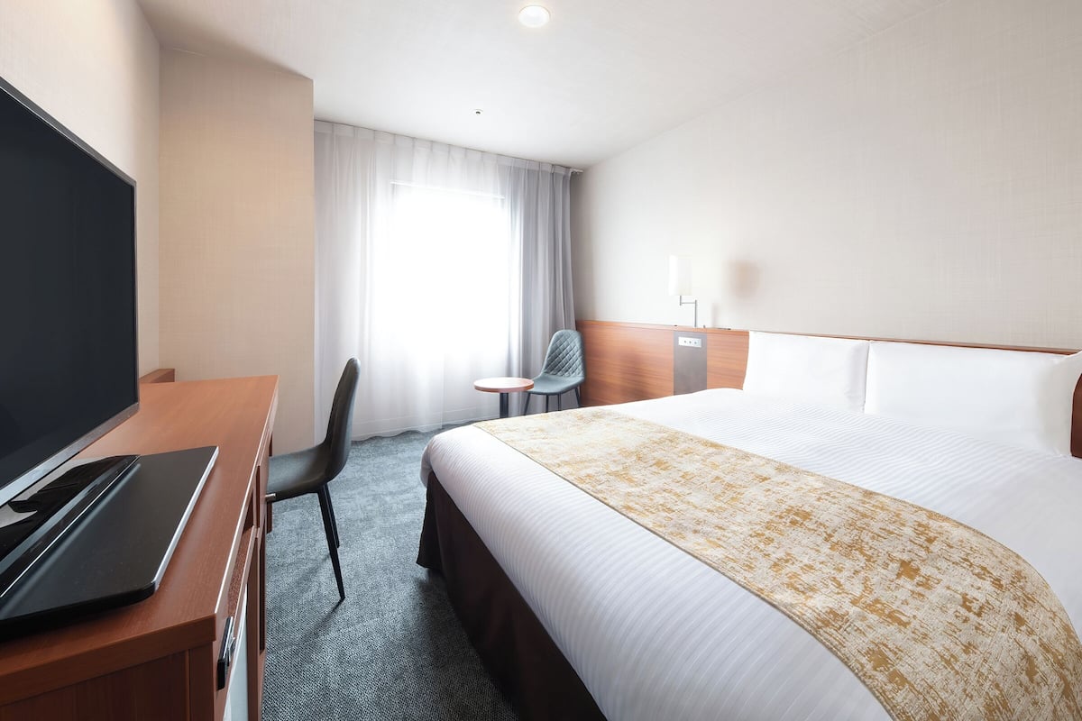 Habitación doble, para no fumadores | Escritorio, espacio para trabajar con laptop y cortinas blackout