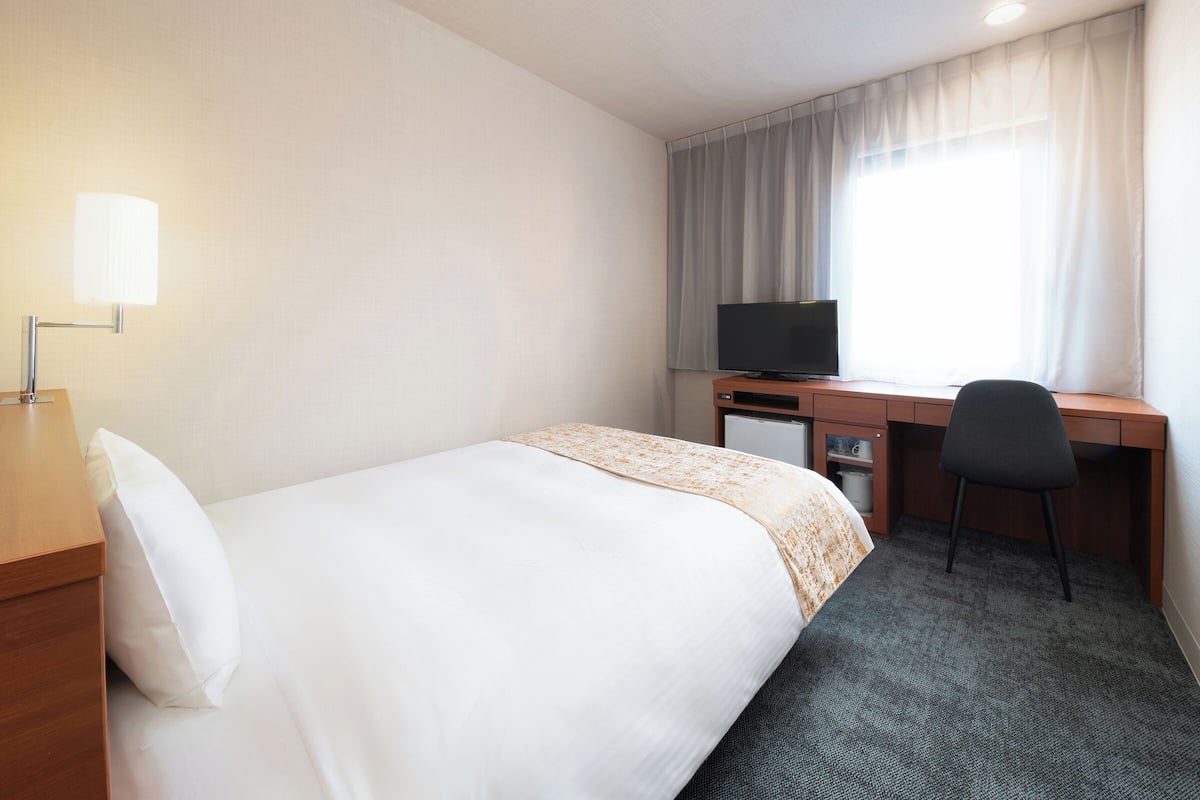 Habitación doble económica, para no fumadores (Small Double Bed) | Escritorio, espacio para trabajar con laptop y cortinas blackout