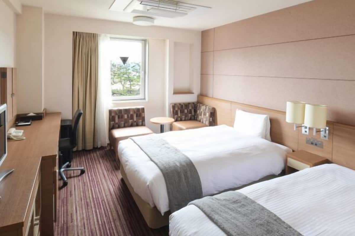 1 Schlafzimmer, hochwertige Bettwaren, Daunenbettdecken, Schreibtisch