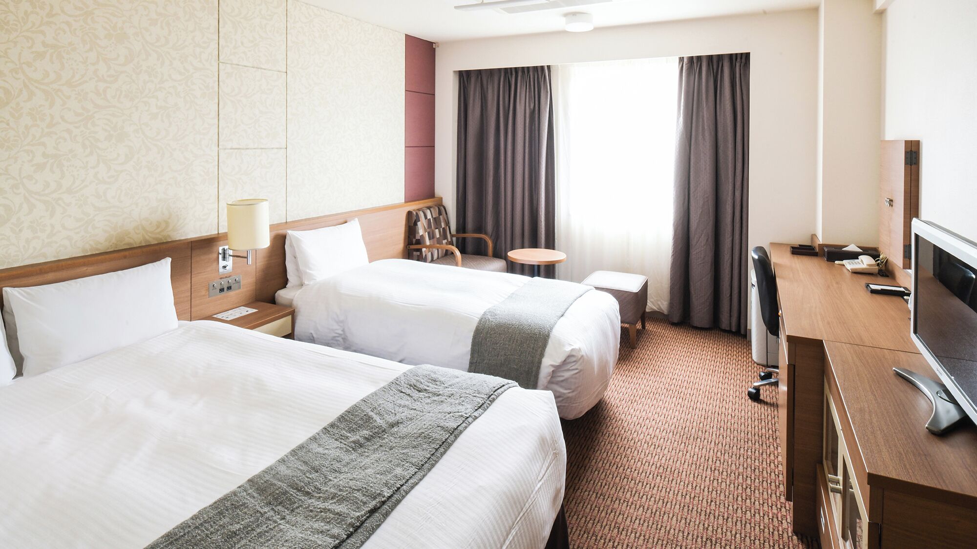 1 bedroom, premium bedding, down comforters, desk