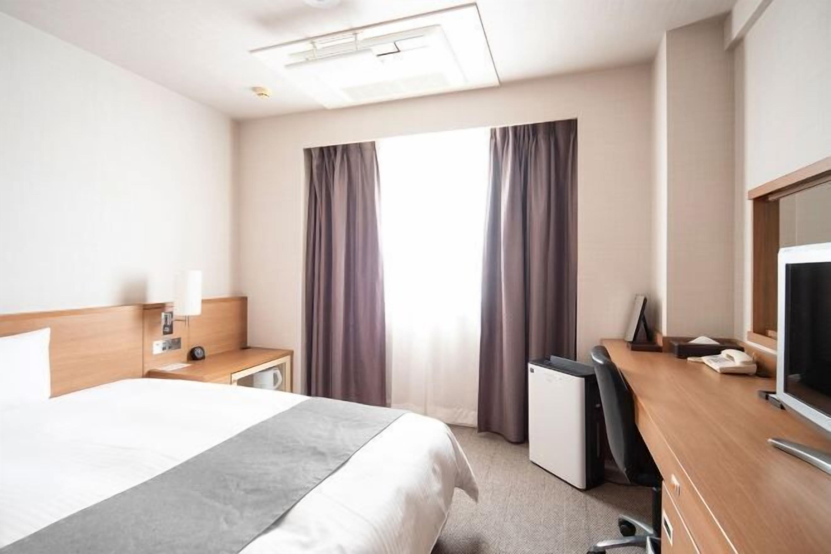 1 bedroom, premium bedding, down duvets, desk