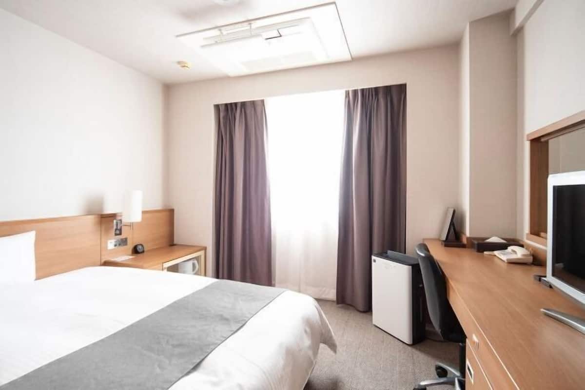 1 bedroom, premium bedding, down duvets, desk