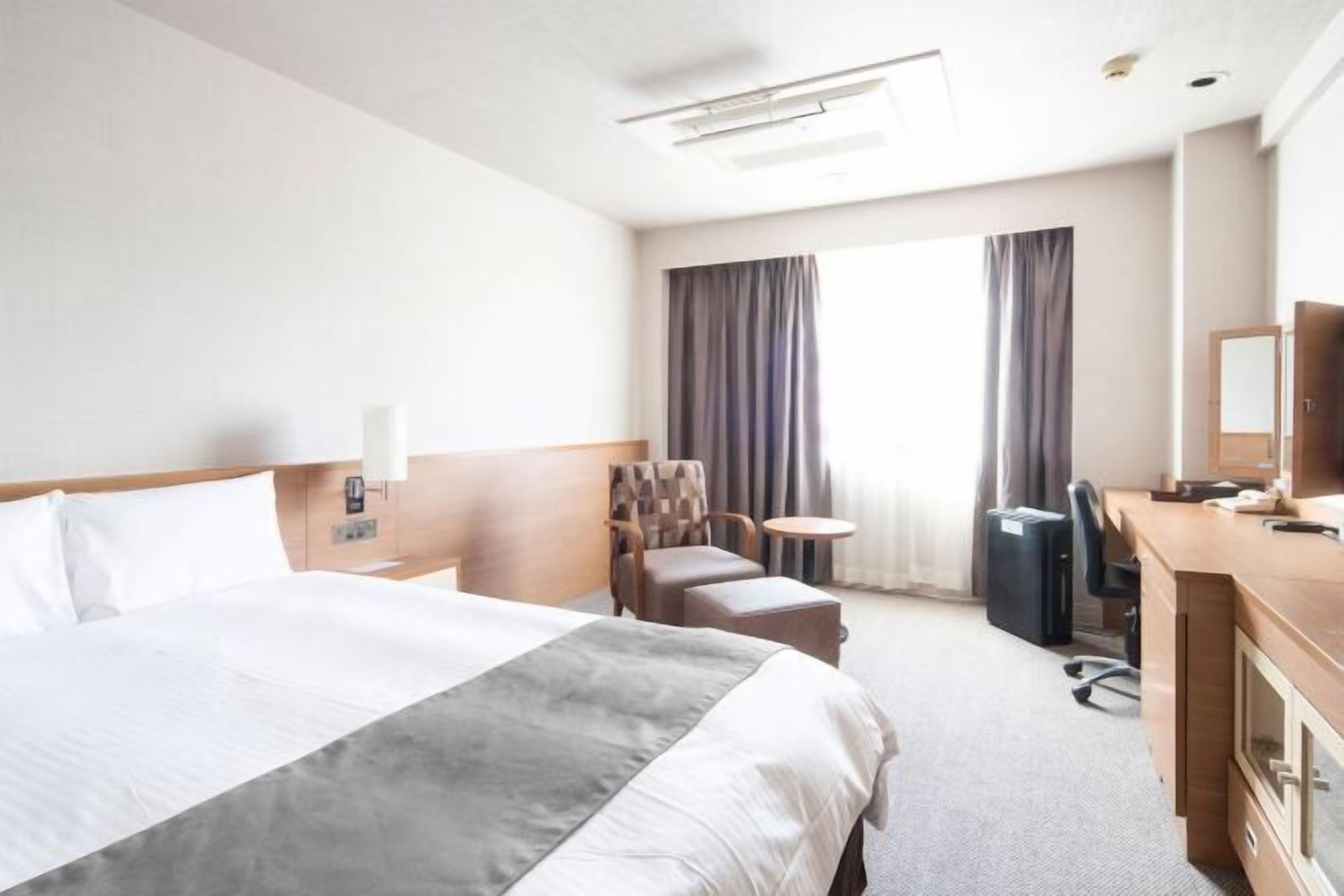 1 bedroom, premium bedding, down duvets, desk
