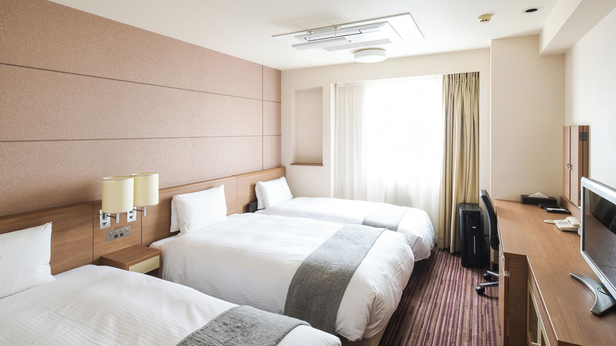 1 bedroom, premium bedding, down comforters, desk