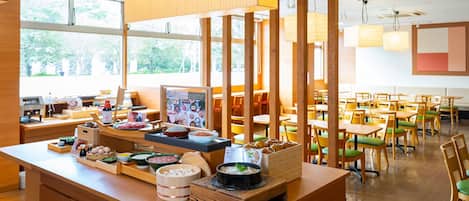 Tägliches Frühstücksbuffet (1400 JPY pro Person)