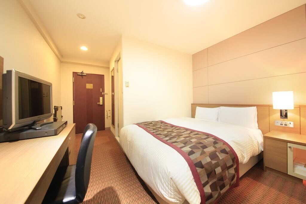 1 bedroom, premium bedding, down comforters, desk