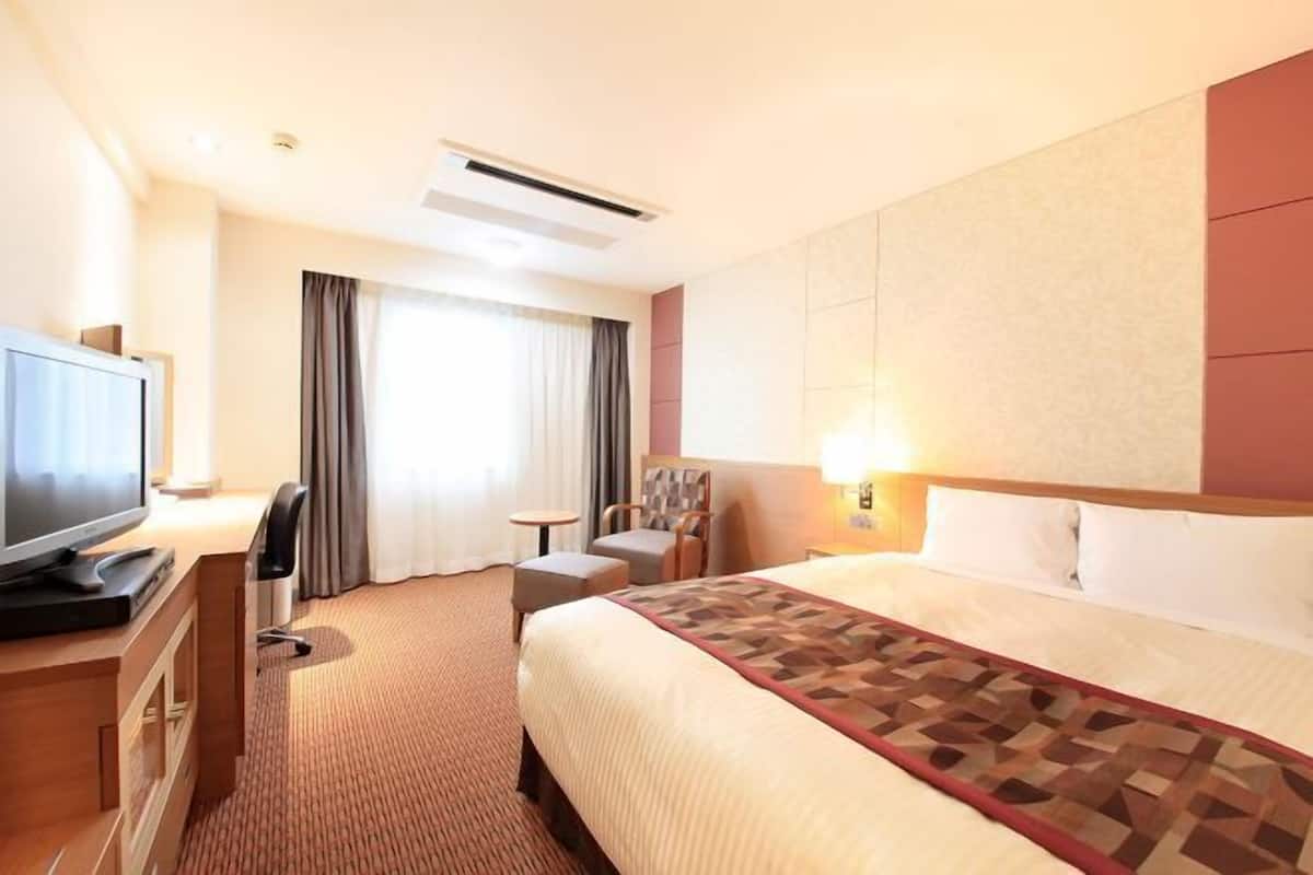 1 Schlafzimmer, hochwertige Bettwaren, Daunenbettdecken, Schreibtisch