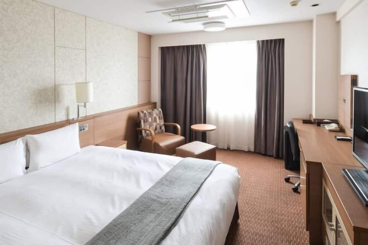 1 Schlafzimmer, hochwertige Bettwaren, Daunenbettdecken, Schreibtisch