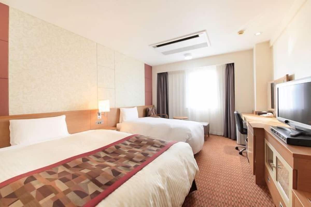 1 Schlafzimmer, hochwertige Bettwaren, Daunenbettdecken, Schreibtisch
