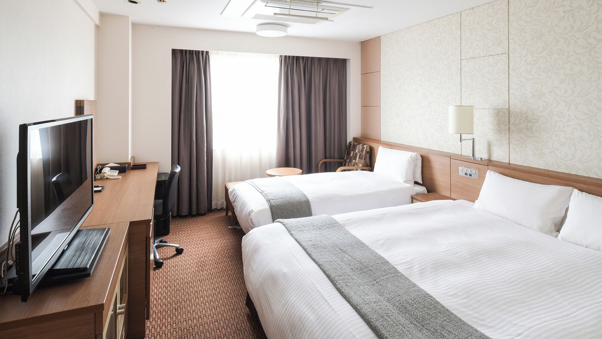 1 bedroom, premium bedding, down comforters, desk
