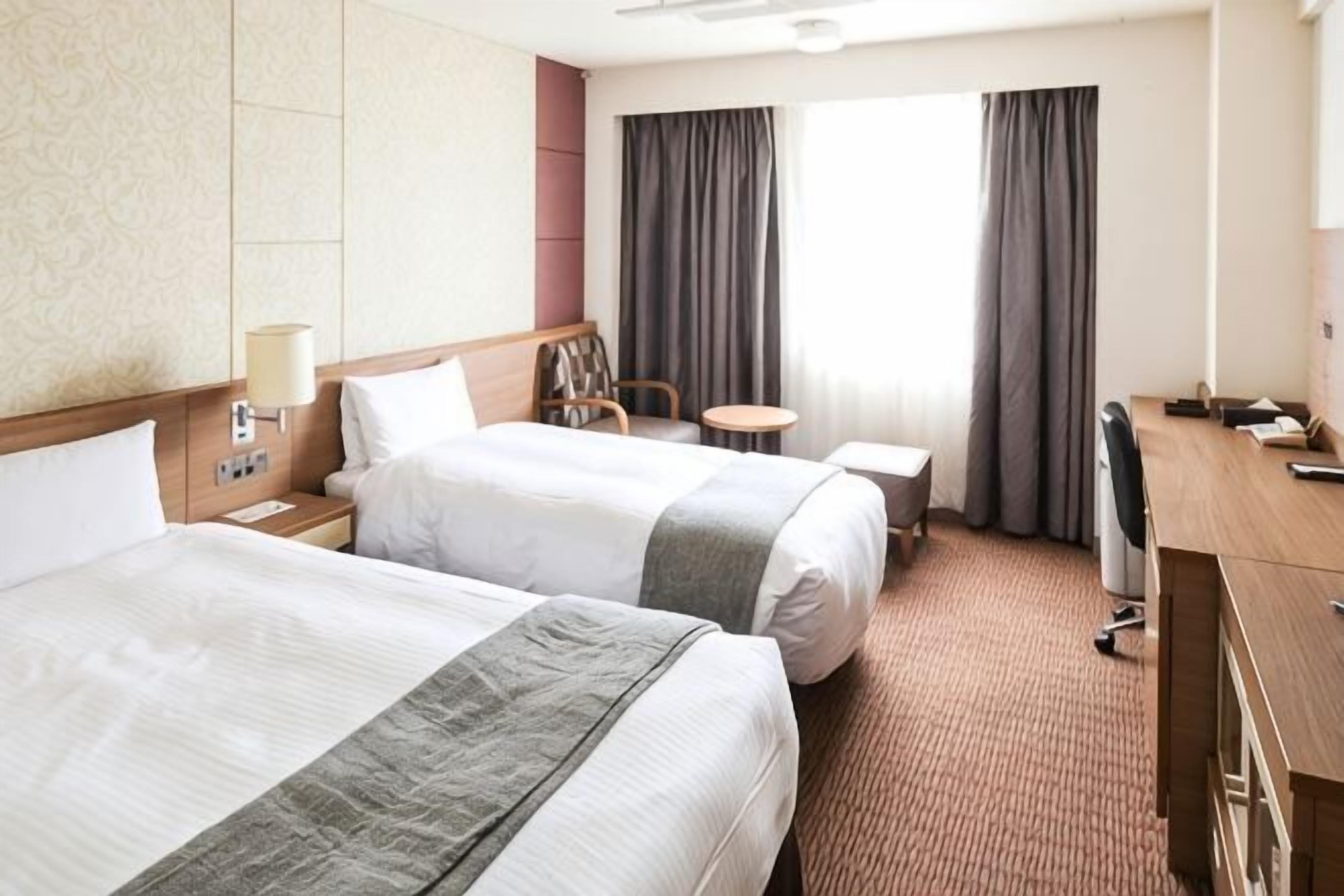 1 bedroom, premium bedding, down comforters, desk