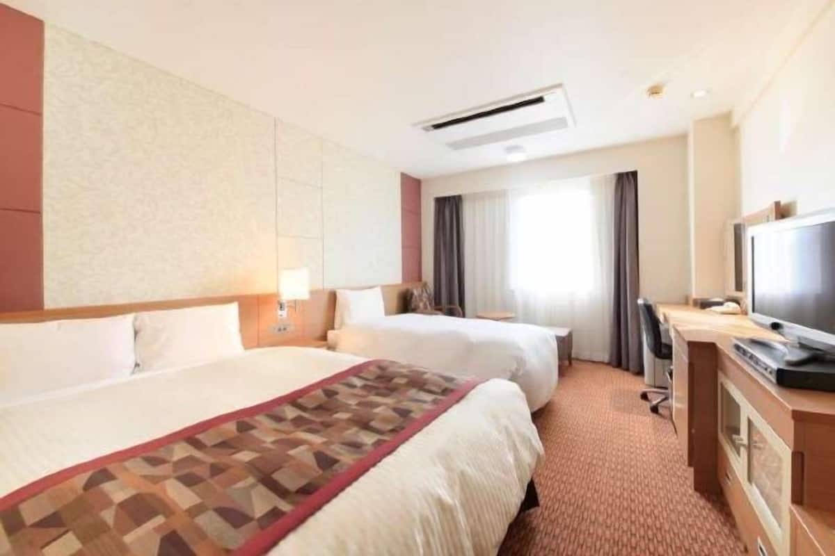 1 Schlafzimmer, hochwertige Bettwaren, Daunenbettdecken, Schreibtisch