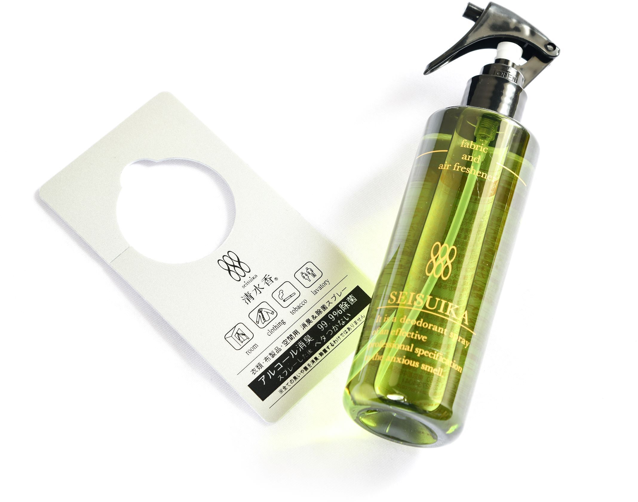 Un flacon de produit désodorisant pour tissus et pour l’air de la marque Seisuiika, doté d’un système de pulvérisation, ainsi que son emballage.
