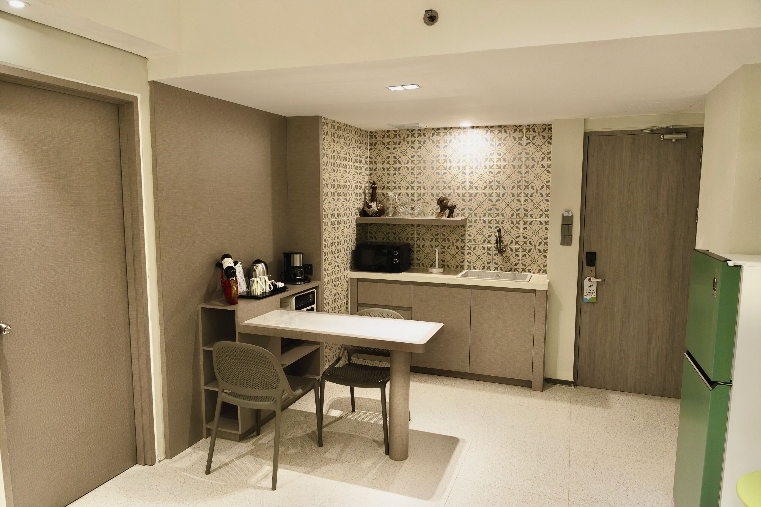ION Suite Room | Ruang makan